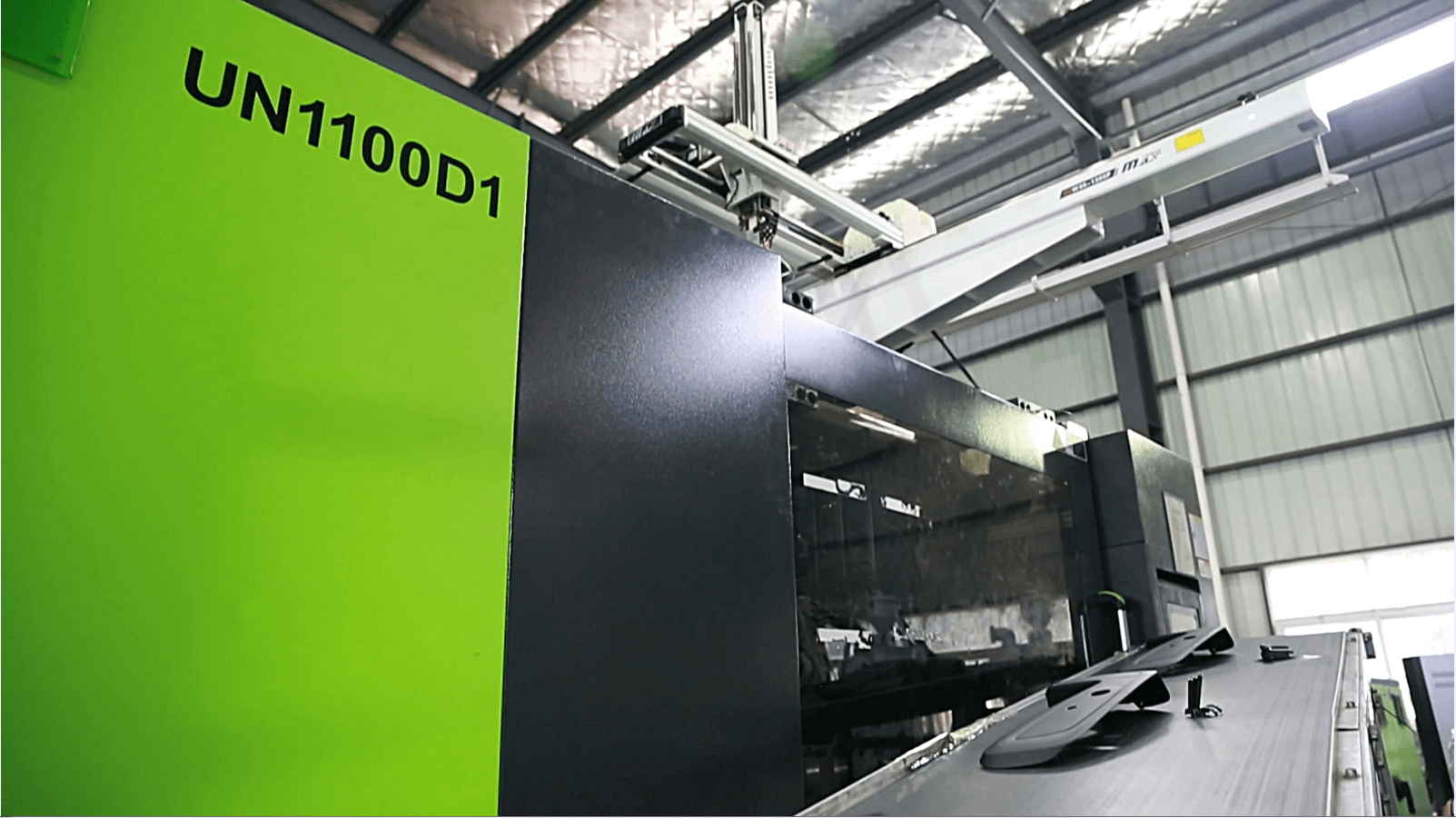 银宝山新：UN1100 D1两板机，生产广菲克汽车内饰件